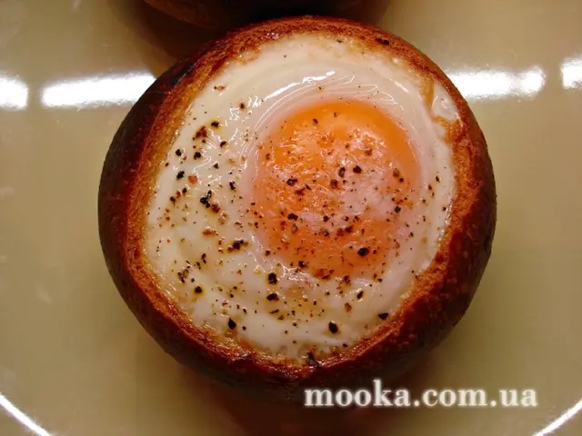 Яйца кокот в булочке