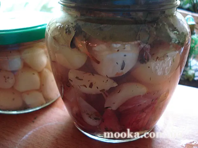 Маринованный чеснок с крыжовником