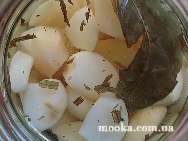 Маринованный чеснок с крыжовником