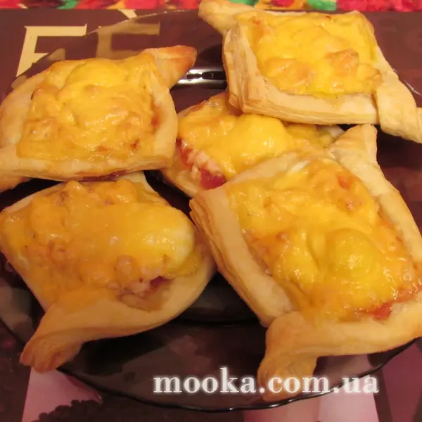 Брускетта с мясом и перепелиным яйцом
