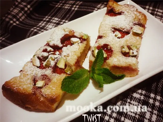 Финансье с клубникой