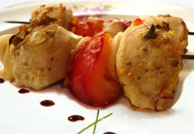 Шашлык куриный в горчичном маринаде со сливами