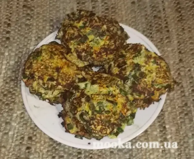 Кабачкововые оладьи с морковью и зеленью.