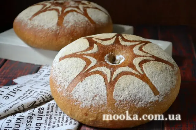 Декорирование хлеба при помощи трафарета