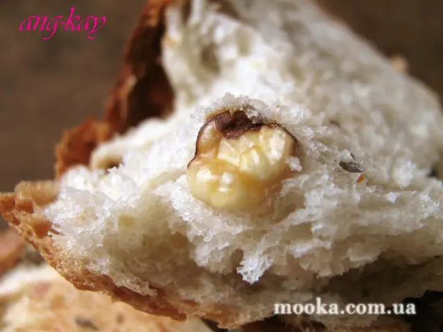 Хлеб с лавандой и грецким орехом