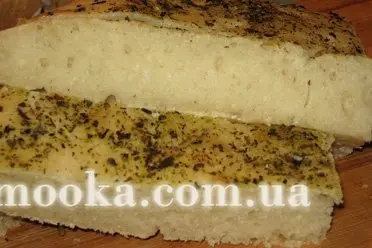 Фокачча с печеным чесноком и тимьяном