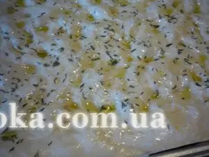 Фокачча с печеным чесноком и тимьяном