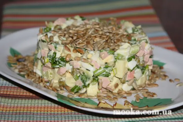 Салат с черемшой и семечками