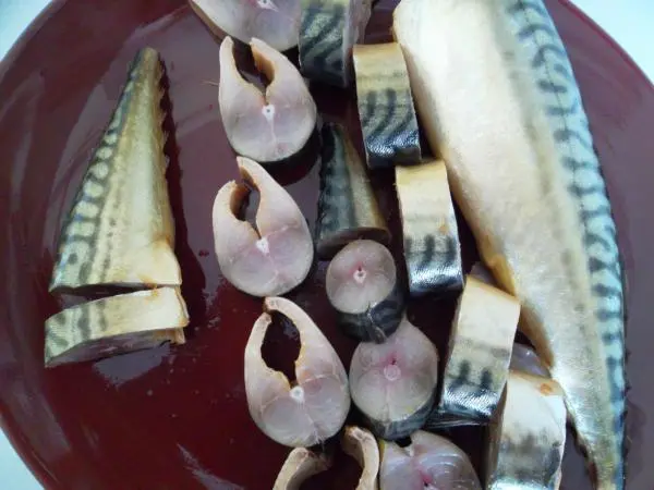 Сельдь маринованная в томате