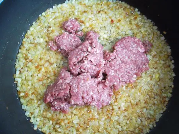 Мангольд с говяжьим фаршем