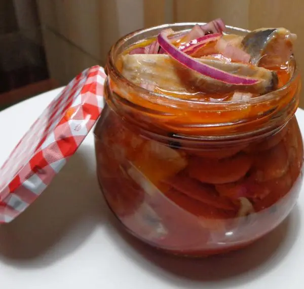 Сельдь маринованная в томате