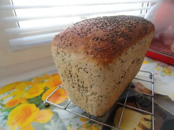 Хлеб с маком.