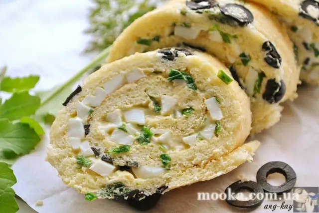 Бисквитный закусочный рулет с яйцом и луком