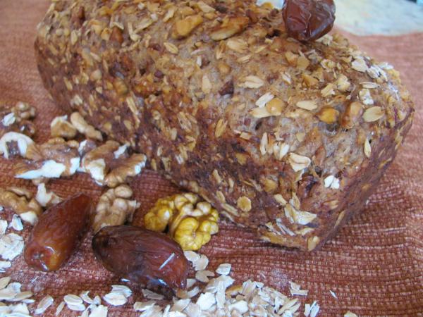 Хлеб из цельнозерновой муки с орехом и финиками на закваске.