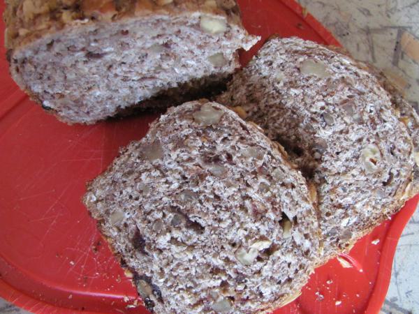 Хлеб из цельнозерновой муки с орехом и финиками на закваске.