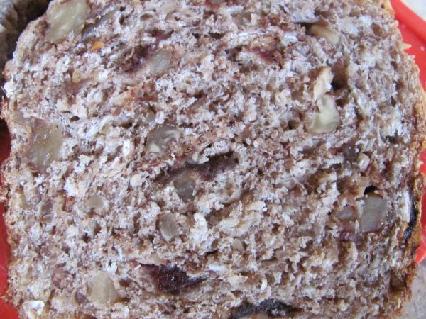 Хлеб из цельнозерновой муки с орехом и финиками на закваске.