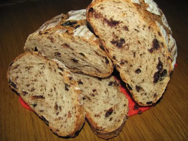 Хлеб с черносливом и шоколадом на закваске.