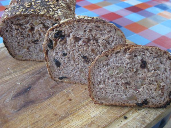 Хлеб из цельнозерновой муки с орехом и финиками на закваске.