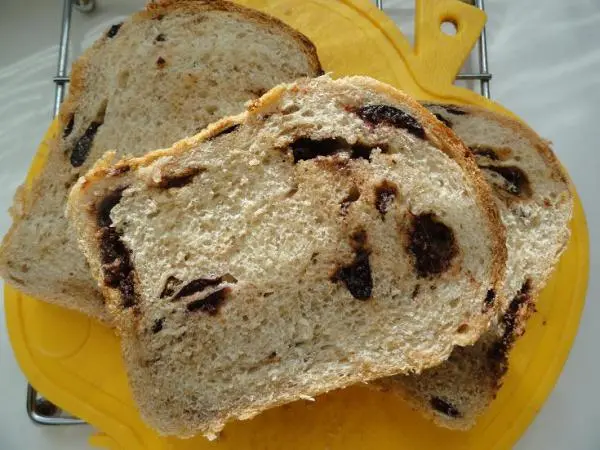 Хлеб с черносливом и шоколадом на закваске.