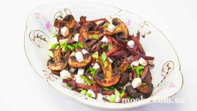 Горячий салат с грибами, свеклой и Фета