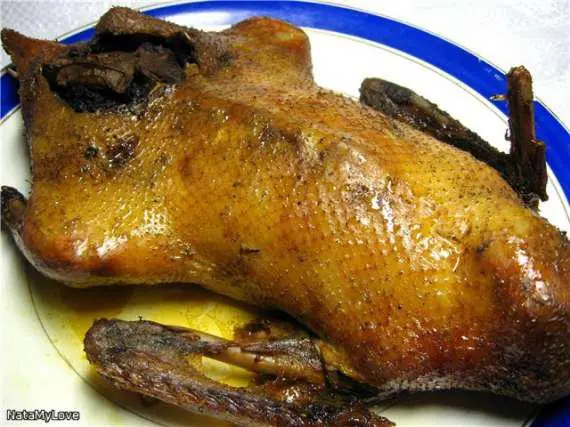Утка с яблоками и черносливом