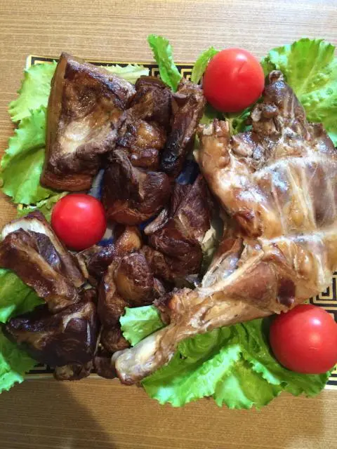 Мясо, рыба в коптильне с гидрозатвором.