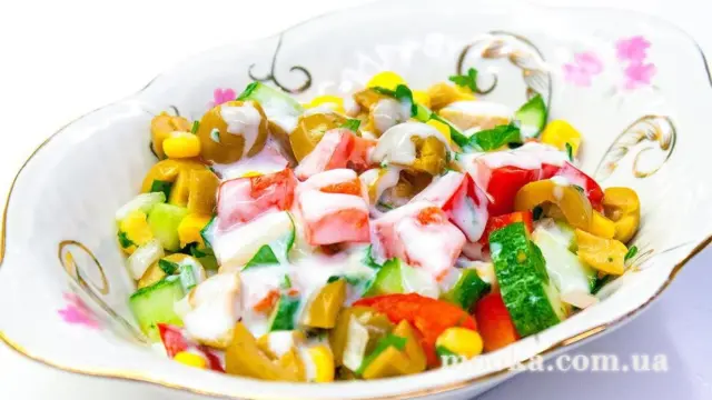 Салат с перчинкой, кукурузой и оливками