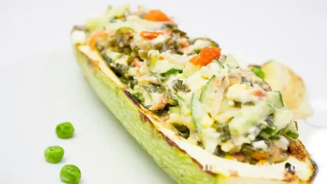 Салат в запеченном кабачке с морской капустой и соусом Бешамель
