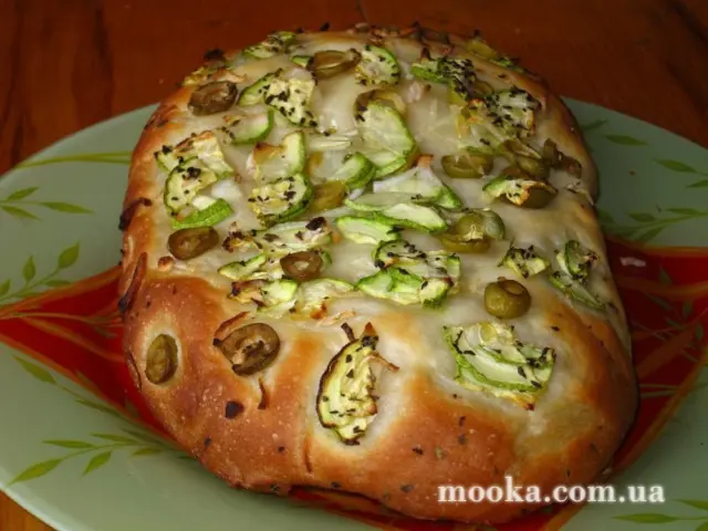 Лепешка с тыквой , луком и зелеными оливками