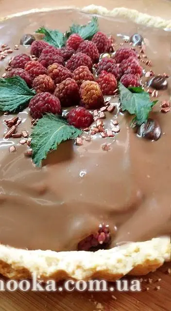Тарт шоколадный с малиной