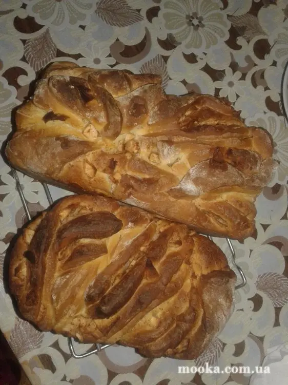 Сладкий  хлеб   с яблоком и корицей   с медовой  глазурью