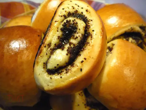 Булочки с маком и вяленой вишней