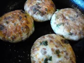 Биточки из куриного филе с грибами и гречкой