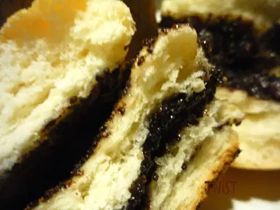 Булочки с маком и вяленой вишней