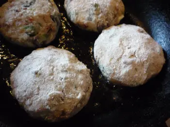 Биточки из куриного филе с грибами и гречкой