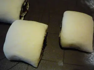 Булочки с маком и вяленой вишней
