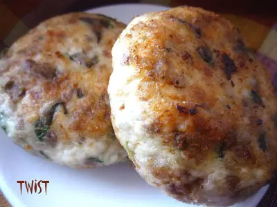Биточки из куриного филе с грибами и гречкой