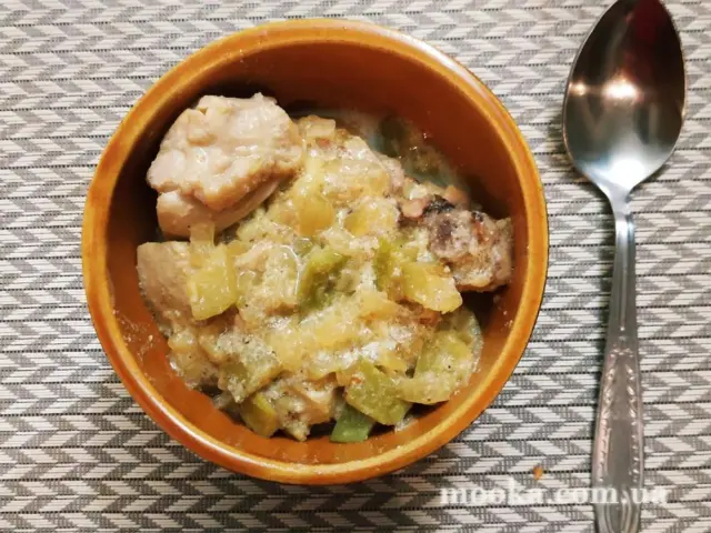 Курица тушеная с кабачками в сметане