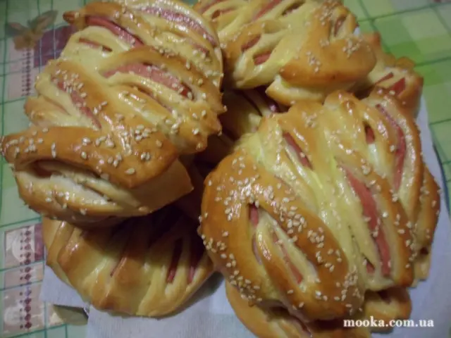 Булочки с колбасой