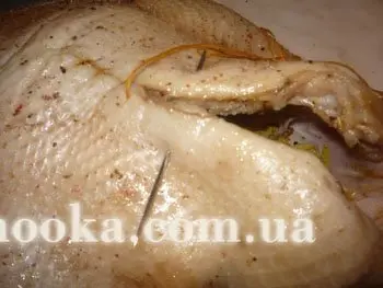 Гусь с начинкой из пряного риса, груш и инжира