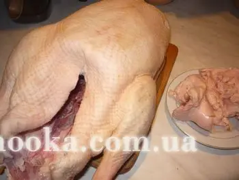 Гусь с начинкой из пряного риса, груш и инжира