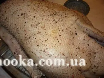 Гусь с начинкой из пряного риса, груш и инжира