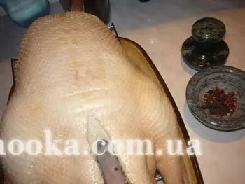 Гусь с начинкой из пряного риса, груш и инжира