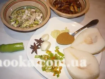Гусь с начинкой из пряного риса, груш и инжира