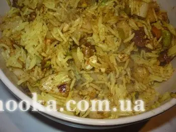 Гусь с начинкой из пряного риса, груш и инжира
