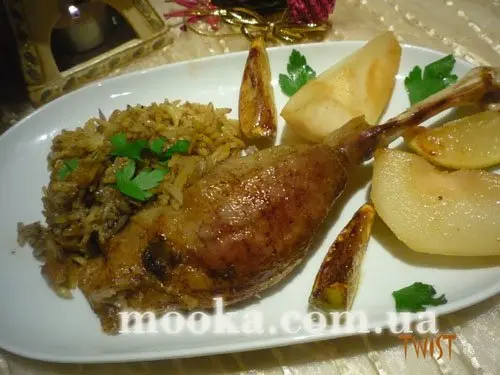 Гусь с начинкой из пряного риса, груш и инжира