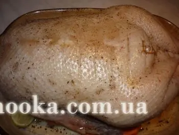 Гусь с начинкой из пряного риса, груш и инжира