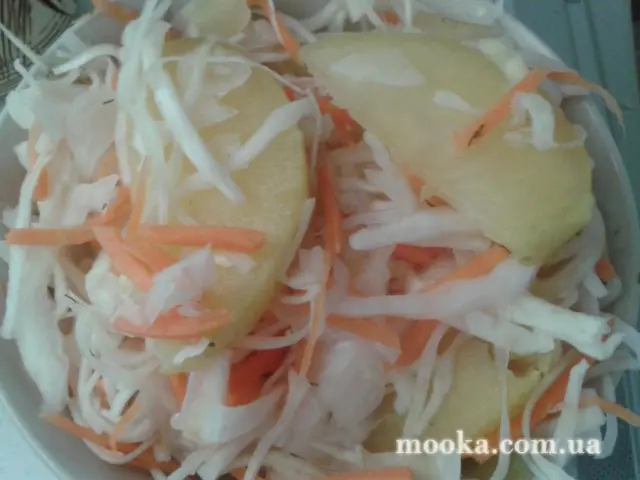Капуста хрустящая с яблоками и морковью, квашеная в рассоле