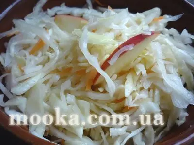 Капуста хрустящая с яблоками и морковью, квашеная в рассоле