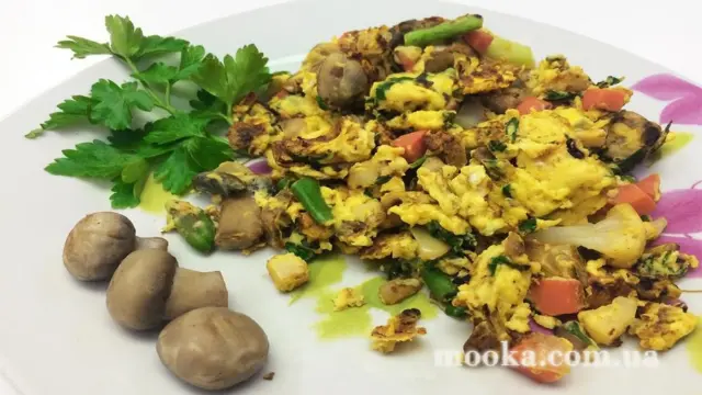 Грибной омлет с овощами